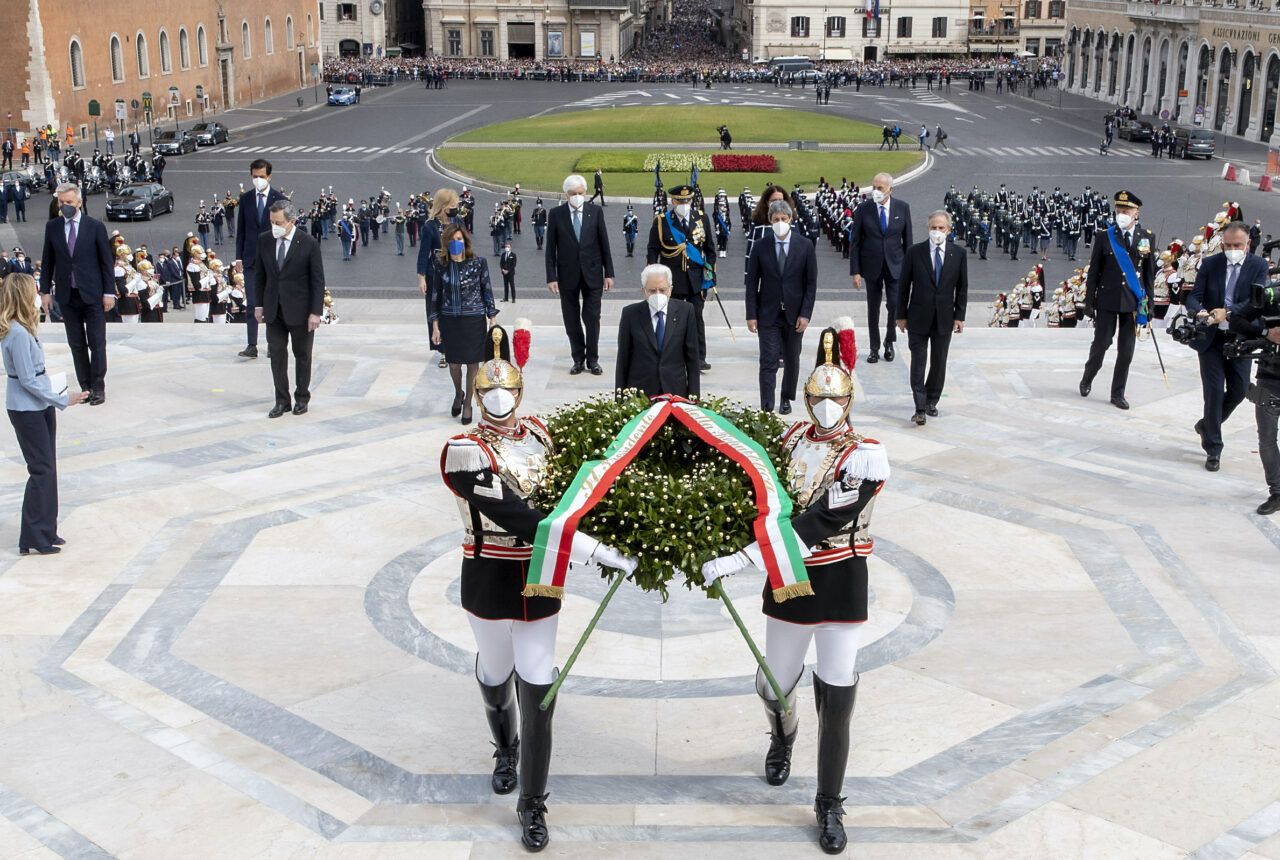 Presidente davanti l'altare della Patria