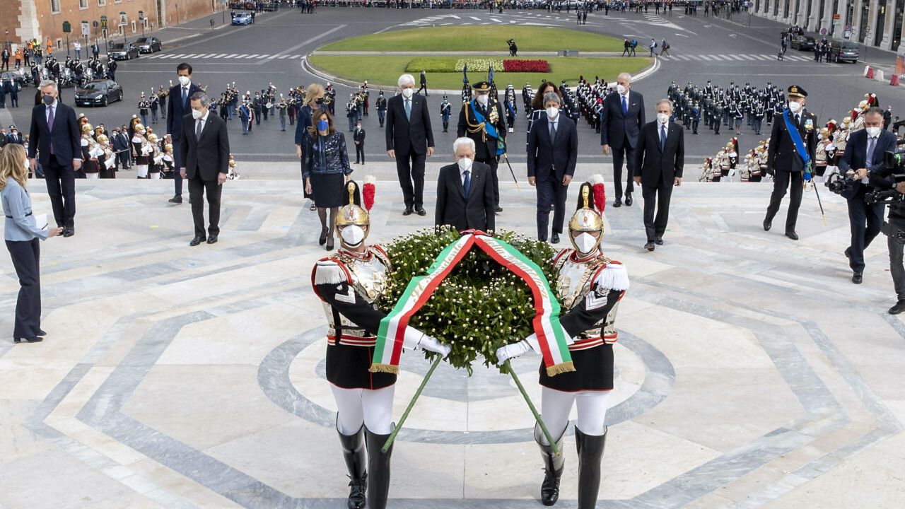 Presidente davanti l'altare della Patria