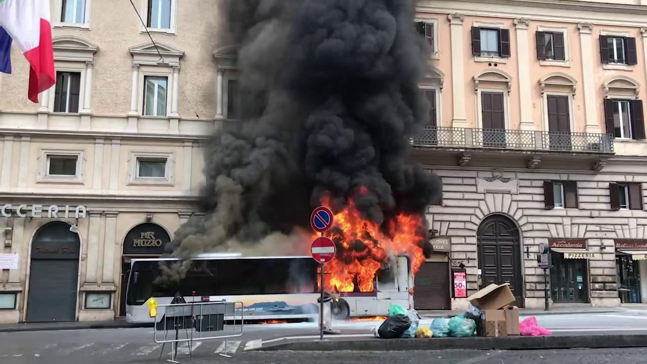 Bus in fiamme in Via Tritone