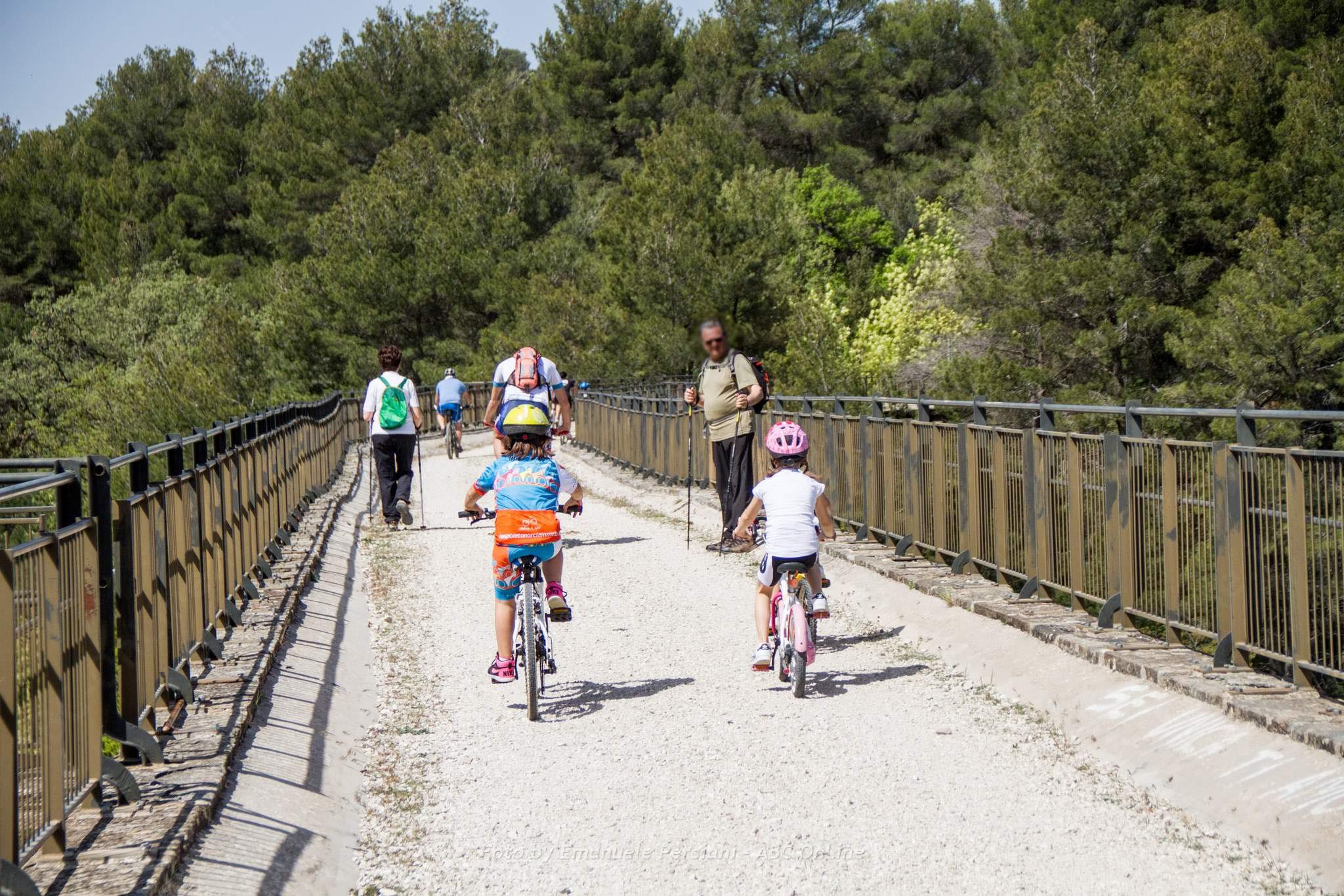 bambini_e_bici_su_percorso_ferrovia_spoleto_norcia_da_raw