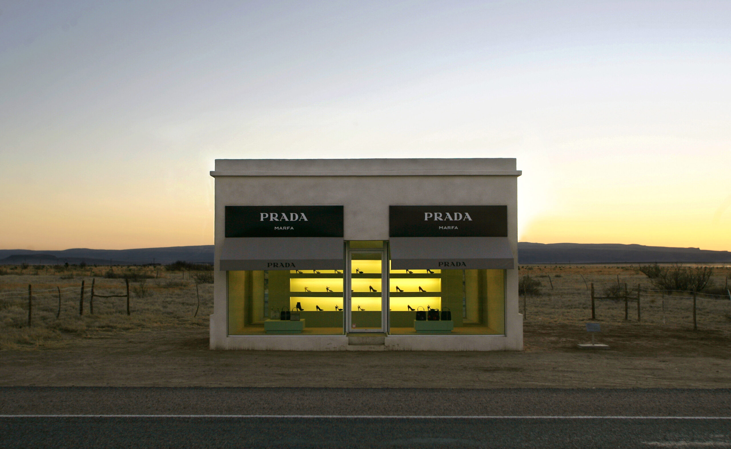 Prada Marfa - quel negozio di Prada in mezzo al deserto - Consul Press Prada Marfa - quel negozio di Prada in mezzo al deserto - Consul Press