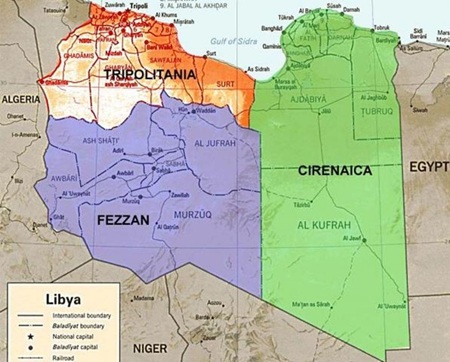 Mappa politica della Libia con le tre regioni storiche: Tripolitania, Fezzan e Cirenaica, con confini e città principali.